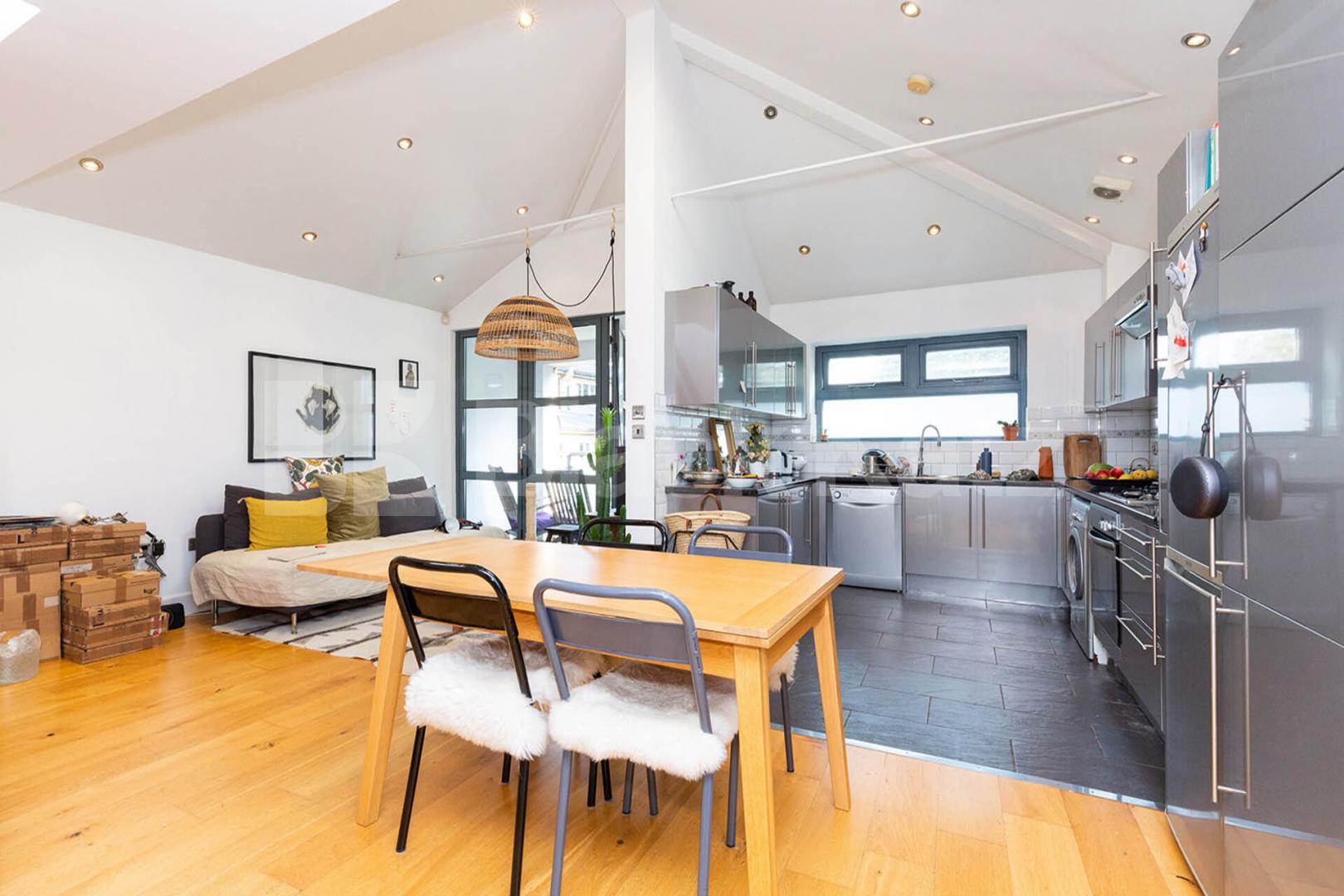 Large studio space with balcony and roof terrace in the heart of Bethnal Green Bethnal Green Road, Bethnal Green 